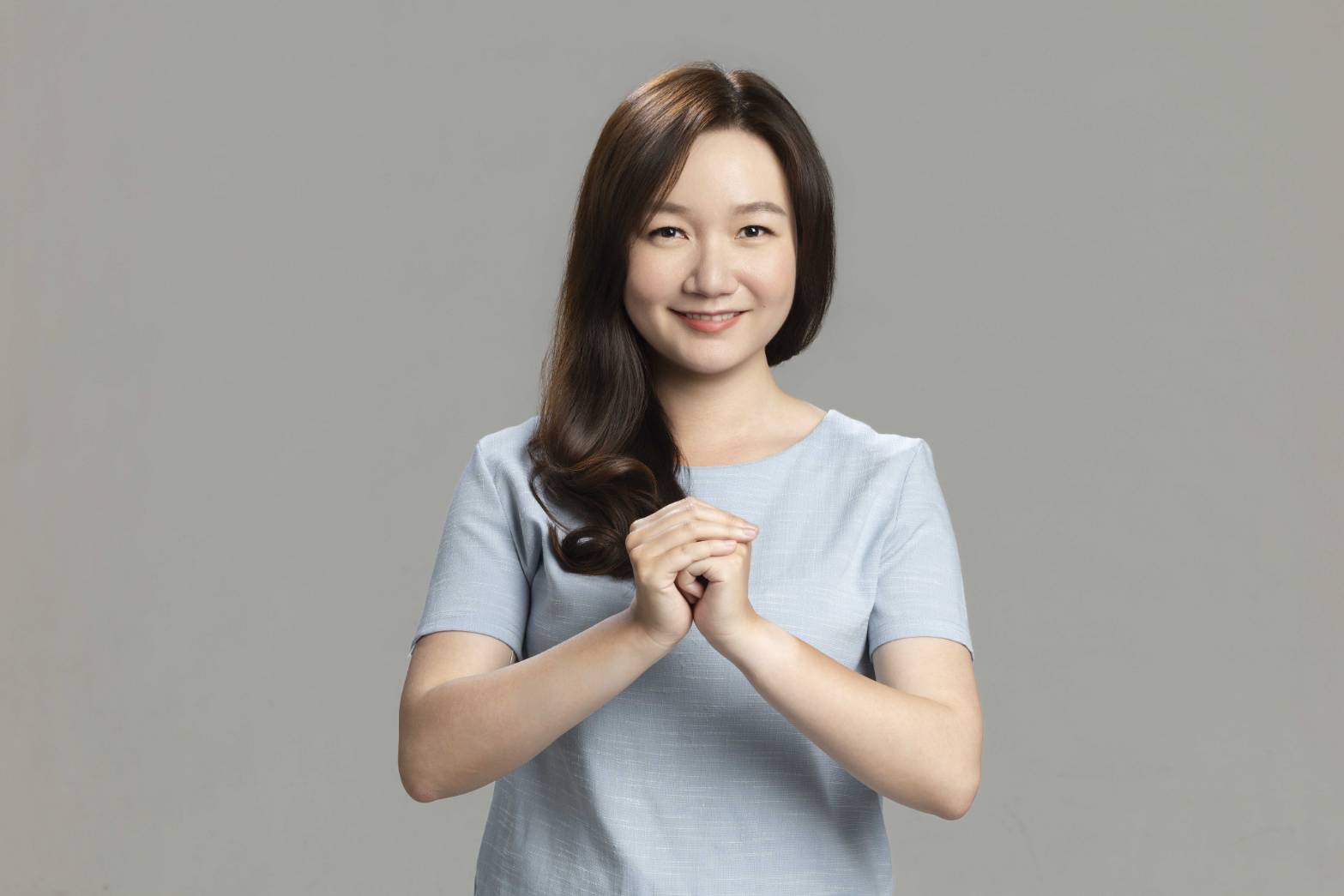 張媛婷雙手交握的正式形象照