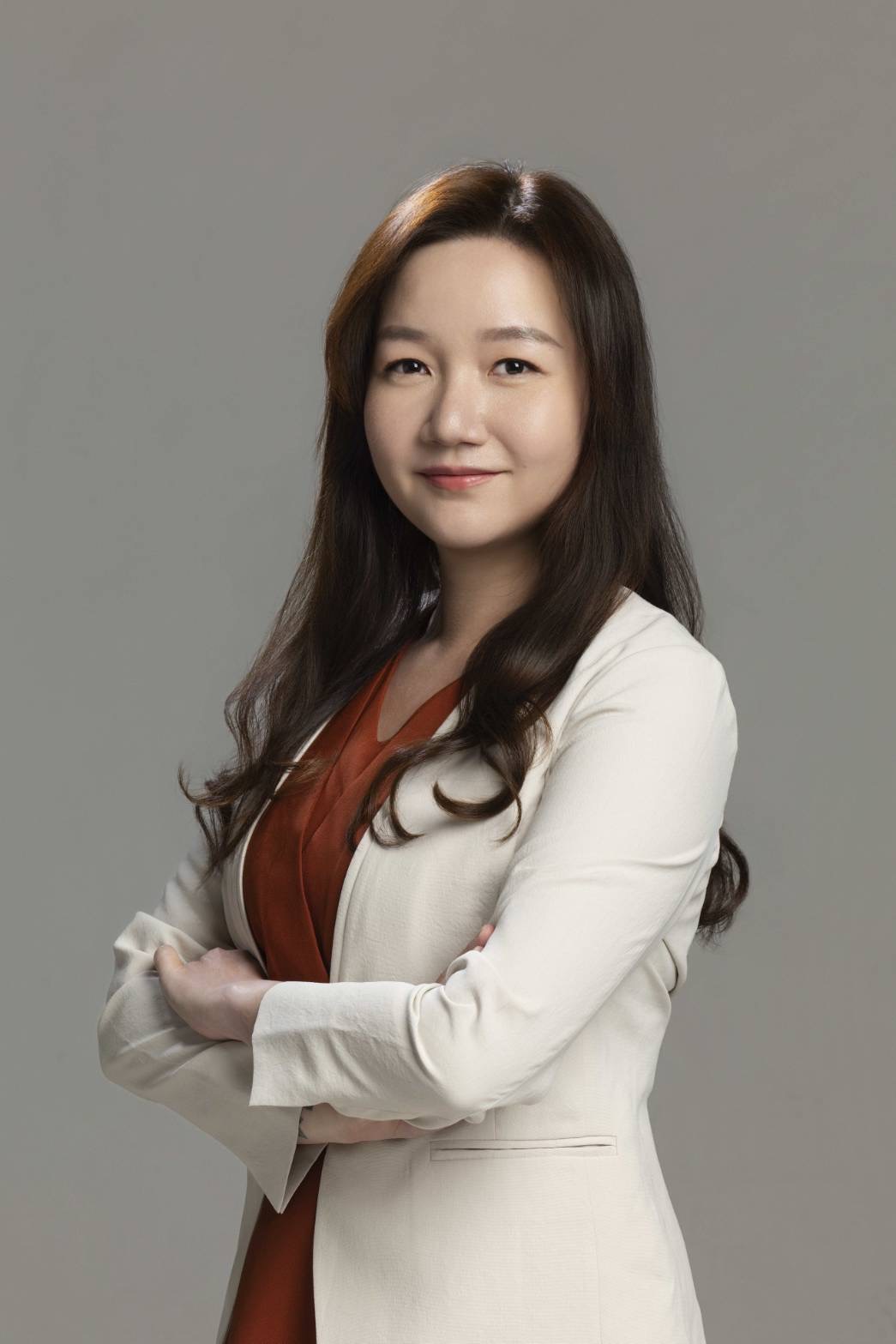 張媛婷雙手交叉的正式半身形象照