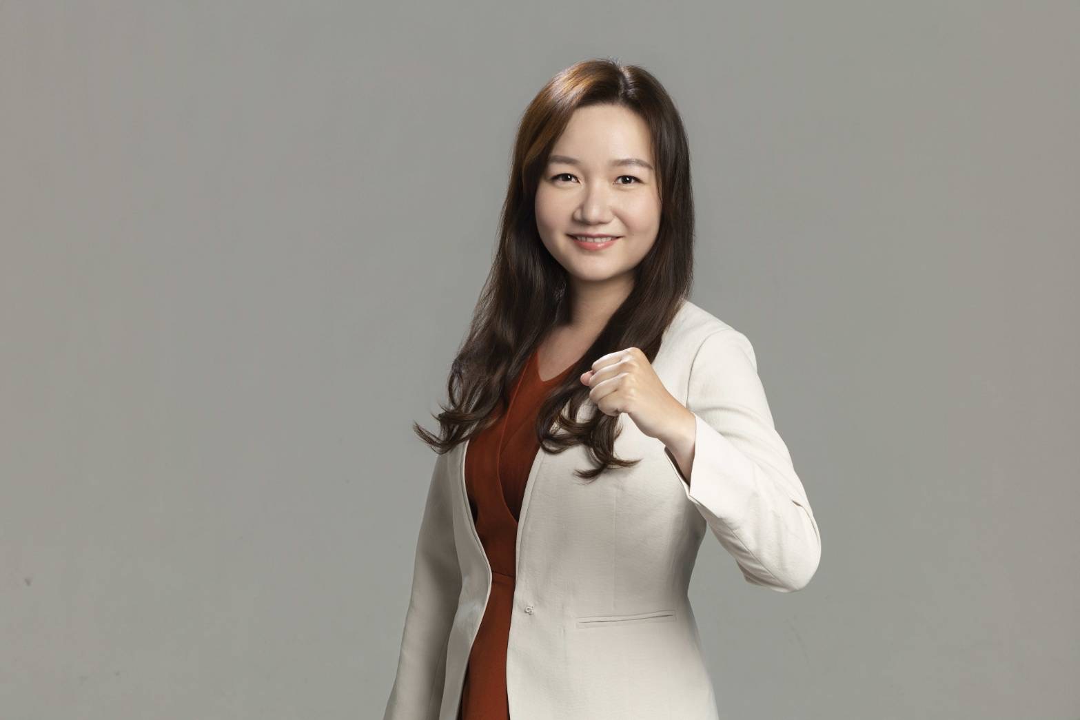草屯鎮長候選人張媛婷舉起右拳的正式形象照