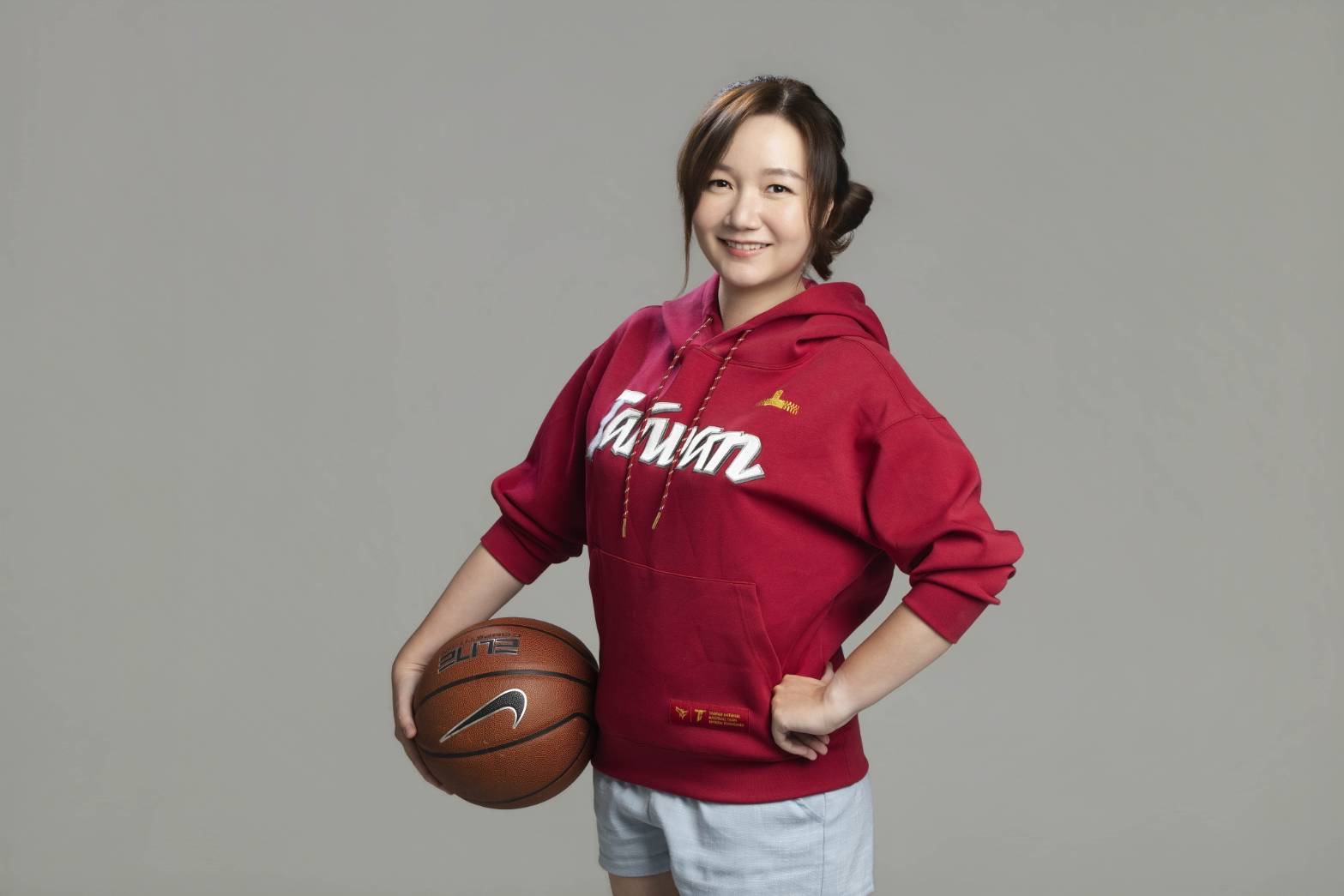 張媛婷身穿紅色帽T手持籃球的形象照